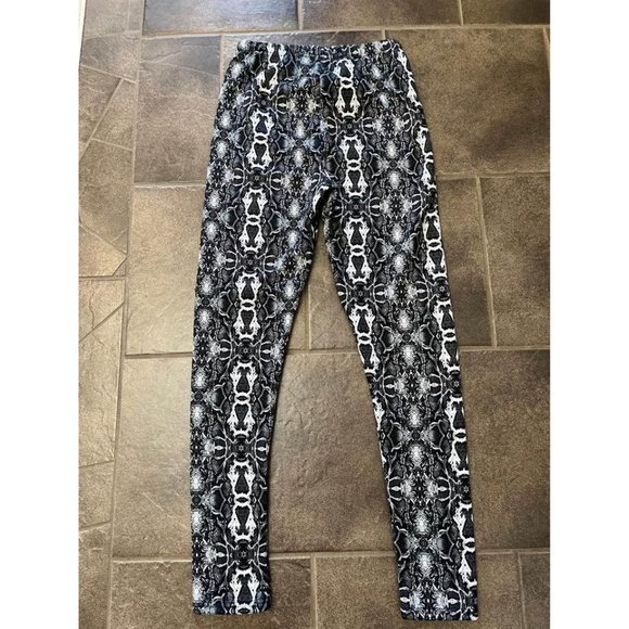 ❌❌SOLD❌❌ Just Cozy leggings faux fur snakeskin print black white size large - Picture 5 of 9